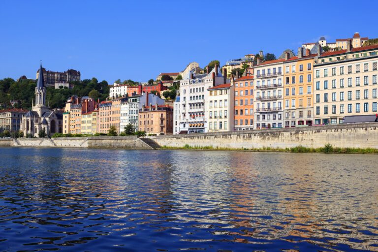 Vue colorée des immeubles typiques de Lyon bordant la Saône, dans le quartier Saint-Paul.