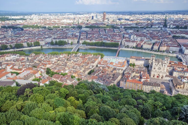 Vue aérienne de Lyon depuis la colline de Fourvière, avec la cathédrale Saint-Jean, la Saône et la Presqu’île visibles en contrebas.