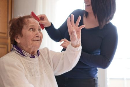 aide-coiffure-age-et-perspectives