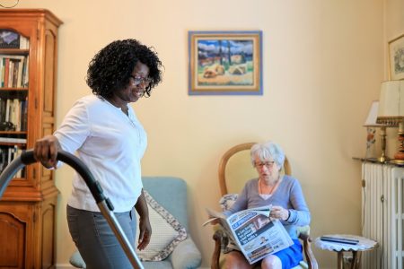 Sandra et Suzanne passent l'aspirateur dans le cadre de l'aide à domicile